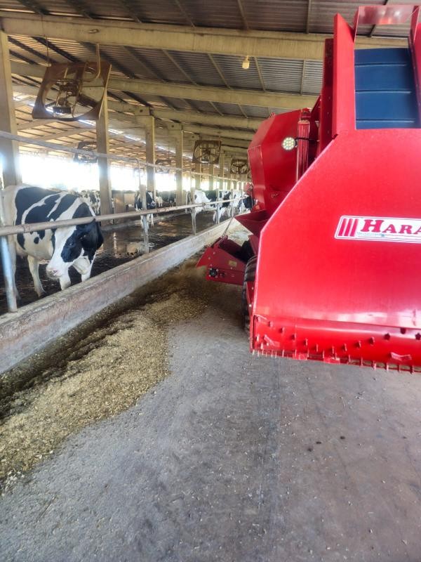 Máquina para alimentação automática de bovinos